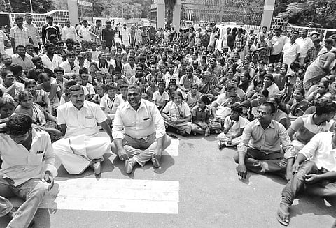 பள்ளி மாணவர்கள்-பொதுமக்கள் முற்றுகை போராட்டம்