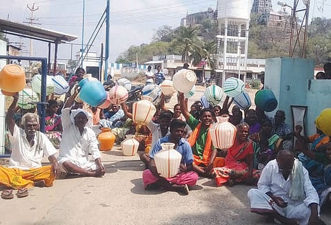 ஊராட்சி ஒன்றிய அலுவலகத்தை பொதுமக்கள் முற்றுகையிட்டு போராட்டம்