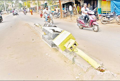 போக்குவரத்து சிக்னல் கம்பங்களை அகற்ற வேண்டும்