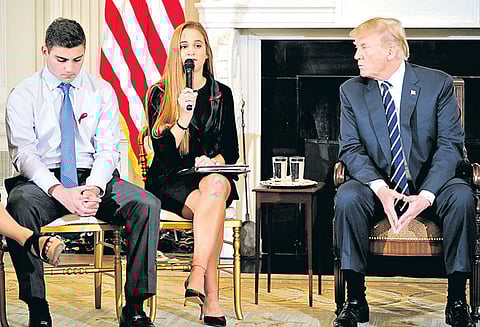 அமெரிக்காவில் தாக்குதல்களை முறியடிக்க பள்ளிக்கூட ஆசிரியர்களுக்கு துப்பாக்கி?