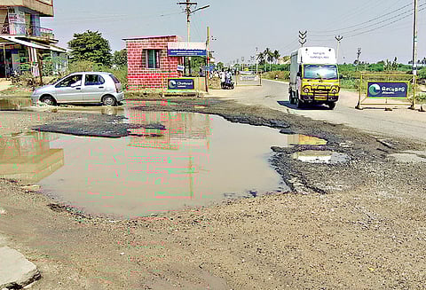 குடிநீர் குழாய் உடைந்து சாலையில் குளம் போல் தேங்கி நிற்கும் தண்ணீர்