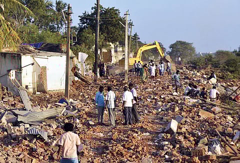 ஆக்கிரமித்து கட்டப்பட்ட வீடுகள் 2-வது நாளாக இடிப்பு