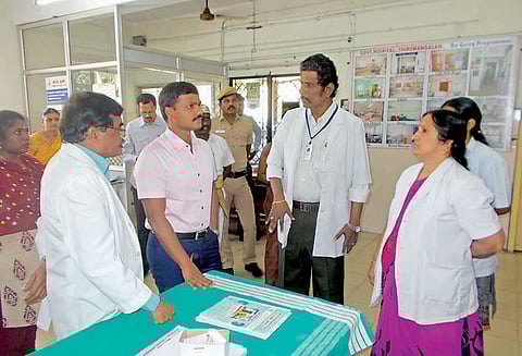 விஷம் குடித்த மாணவிகள் அரசு ஆஸ்பத்திரியில் அனுமதி