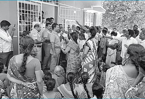 விக்கிரவாண்டி போலீஸ் நிலையத்தை கிராம மக்கள் முற்றுகை