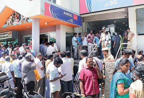 2–வது நாளாக ஏர்செல் சேவை பாதிப்பு: பி.எஸ்.என்.எல். அலுவலகங்களில் அலைமோதிய மக்கள் கூட்டம்