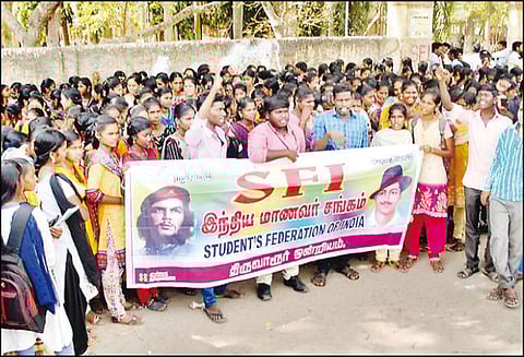 அரசு கல்லூரி மாணவர்கள் வகுப்பை புறக்கணித்து ஆர்ப்பாட்டம்