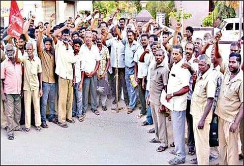 மின்வாரிய தொழிலாளர்கள் ஆர்ப்பாட்டம்