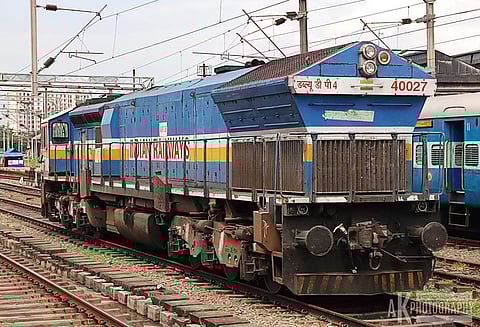 ரெயில் தண்டவாளத்தில் அமர்ந்தவர்கள் மீது ரெயில் என்ஜின் மோதி விபத்து; 6 பேர் பலி