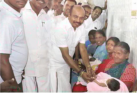 ஜெயலலிதா பிறந்தநாளையொட்டி அரசு ஆஸ்பத்திரியில் பிறந்த 7 குழந்தைகளுக்கு தங்க மோதிரம்