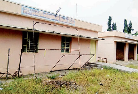 அடிப்படை வசதிகள் இல்லாமல் தவிக்கும் பொதுமக்கள்