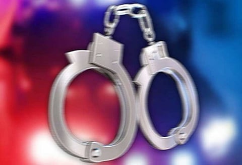 அனுமதியின்றி ஆற்று மணல் அள்ளி வந்த 2 பேர் கைது: லாரி பறிமுதல்