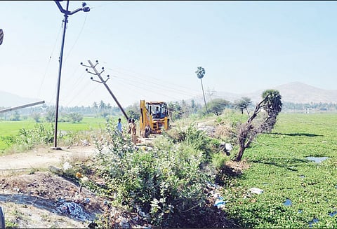 கிருஷ்ணகிரி புதூர் ஏரியில் 4 மின்கம்பங்கள் சாய்ந்தன உடனடியாக மாற்று இடத்தில் அமைத்தனர்