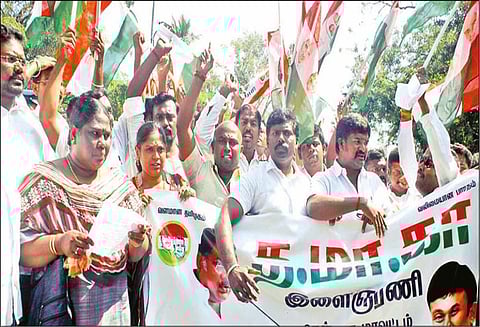 மத்திய மந்திரிகள் பங்கேற்ற விழாவில் சமஸ்கிருத பாடல்: சென்னை ஐ.ஐ.டி. முன்பு த.மா.கா. ஆர்ப்பாட்டம்