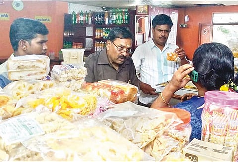 கொடிவேரி கடைகளில் அதிகாரிகள் திடீர் ஆய்வு: காலாவதியான தண்ணீர் பாக்கெட்டுகள் பறிமுதல்