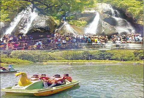 குற்றாலத்தில் சீசன் களைகட்டியது: சுற்றுலா பயணிகள் உற்சாக குளியல்