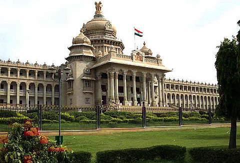 5-ந்தேதி பட்ஜெட் தாக்கல் ஆகிறது: பரபரப்பான அரசியல் சூழ்நிலையில் கர்நாடக சட்டசபை இன்று கூடுகிறது