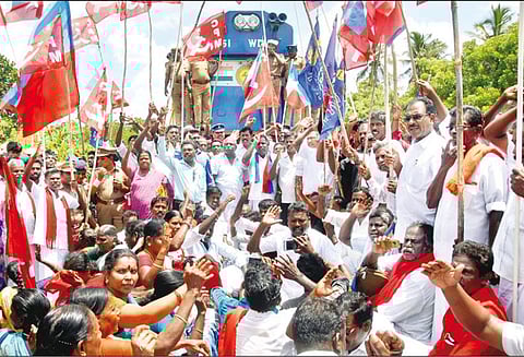 கோரிக்கைகளை வலியுறுத்தி ரெயில் மறியலுக்கு முயன்ற 110 பேர் கைது