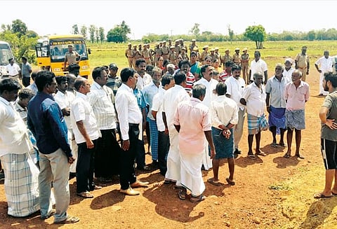 நீர்த்தேக்க திட்டத்துக்கு அரசு புறம்போக்கு நிலத்தில் அளவீடு பணிக்கு கிராம மக்கள் எதிர்ப்பு