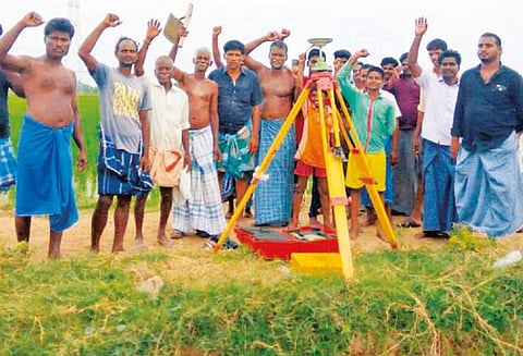 4 வழி சாலைக்கு நிலம் அளவிடும் பணிக்கு பொதுமக்கள் எதிர்ப்பு - அதிகாரிகள் ஓட்டம்