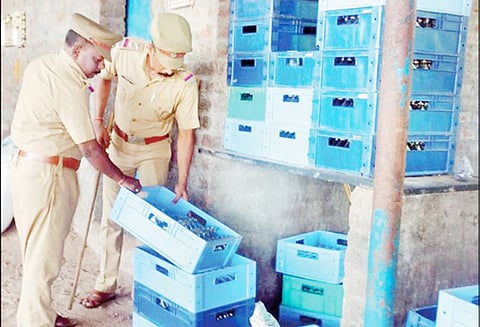 மூடப்பட்ட கடையில் சாராயம் விற்பனை போலீஸ் சோதனையில் ஒருவர் சிக்கினார்