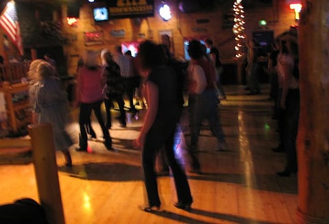 பெங்களூருவில் பப் ஒன்றில் அநாகரீக உடையில் இருந்த 32 பெண்கள் மீட்பு; 6 பேர் கைது