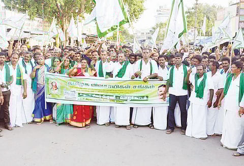 தேசிய, கூட்டுறவு வங்கிகளில் உள்ள விவசாய கடன்களை முழுமையாக தள்ளுபடி செய்ய வேண்டும்