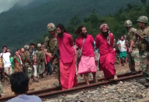 வாட்ஸ்-அப் வதந்தியால் கும்பல் தாக்குதல், மூன்று சாமியார்களை ராணுவம் காப்பாற்றியது