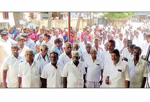 மீன் எண்ணெய் ஆலையை மூட வலியுறுத்தி பொதுமக்கள் முற்றுகை போராட்டம்