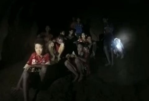 தாய்லாந்து: கனமழை எச்சரிக்கையால், குகைக்குள் சிக்கிய சிறுவர்களை மீட்கும் பணி தற்காலிகமாக நிறுத்தம்