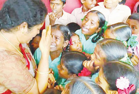 பள்ளி ஆசிரியை பணியிட மாற்றத்துக்கு எதிர்ப்பு: மாணவ-மாணவிகள் கதறி அழுது பாச போராட்டம்