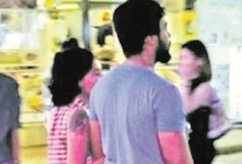 பாங்காக் நகர வீதிகளில் ஜோடியாக சுற்றும் ஆரவ்-ஓவியா