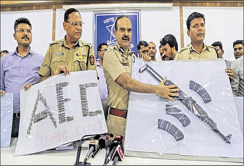 தாவூத் இப்ராகிம் கூட்டாளியின் வீட்டில் இருந்து ஏ.கே. 56 ரக துப்பாக்கி, தோட்டாக்கள் பறிமுதல் பெண் உள்பட 3 பேர் கைது