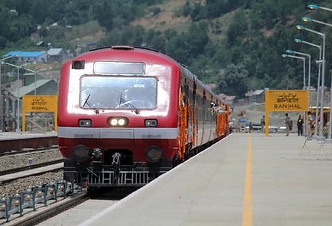 காஷ்மீரில் 2வது நாளாக பொது வேலை நிறுத்தத்திற்கு அழைப்பு; ரெயில் சேவை தற்காலிக ரத்து