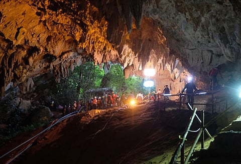 தாய்லாந்து குகையில் சிக்கியிருக்கும் சிறார்கள் எப்படி மீட்கப்படுகிறார்கள்? சவால்கள் என்ன?