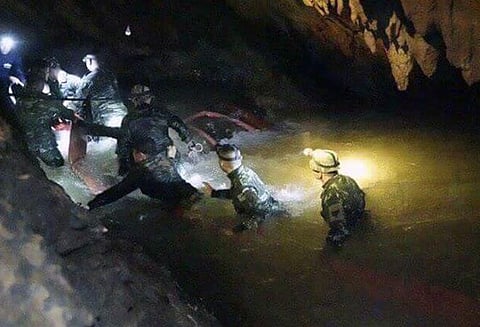 தாய்லாந்து: குகைக்குள் சிக்கியுள்ள சிறுவர்களை மீட்கும் பணி துவங்கியது