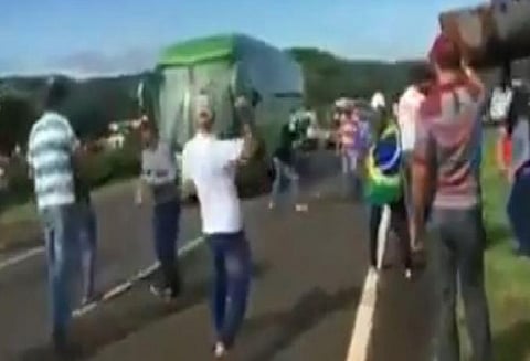 தோல்வி எதிரொலி: பிரேசில் கால்பந்து அணியினர் சென்ற பஸ் மீது கல்வீச்சு