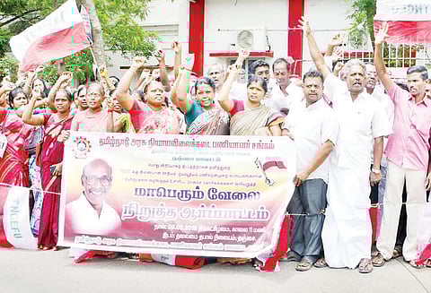 அத்தியாவசிய பொருட்களை பொட்டலமாக வழங்கக்கோரி ரேஷன் கடைகளை அடைத்து ஆர்ப்பாட்டம்