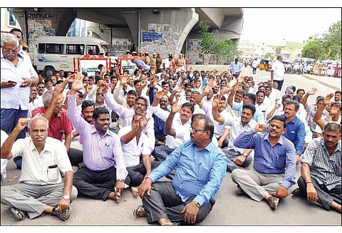 சாலை மறியல் போராட்டத்தில் ஈடுபட்ட ஊரக வளர்ச்சித்துறையினர் 170 பேர் கைது