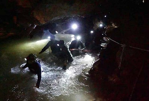 தாய்லாந்தில் குகையில் 4 சிறுவர்களையும்-பயிற்சியாளரையும் மீட்பதில் சிக்கல்?