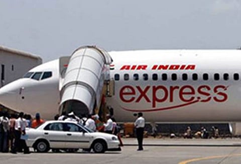 மும்பை: ஏர் இந்தியா எக்ஸ்பிரஸ் விமானம் ஓடுபாதையை தாண்டிச்சென்று நின்றதால் பரபரப்பு