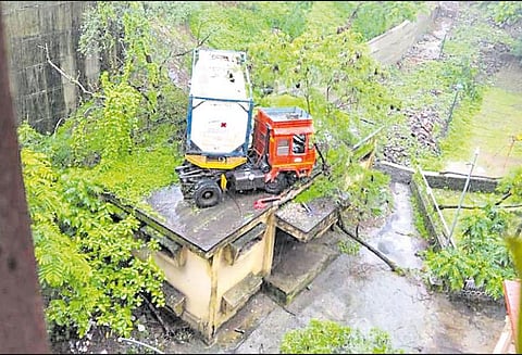 நவிமும்பையில், தறிகெட்டு ஓடிய கன்டெய்னர் லாரி பள்ளத்தில் பாய்ந்தது