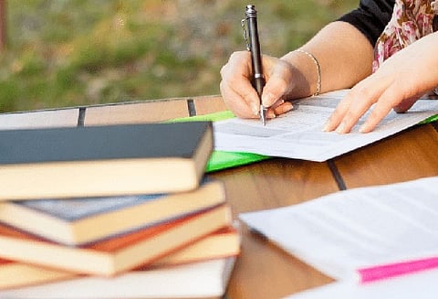 2-ம் வகுப்பு வரை படிக்கும் மாணவர்களுக்கு வீட்டுப்பாடங்கள் கூடாது என்று அனைத்து மாநிலங்களுக்கும் சுற்றறிக்கை