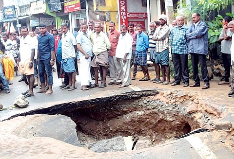 குடிநீர் குழாய் திடீரென உடைந்து சாலையில் உருவான ராட்சத பள்ளம் வீடு, கடைகளுக்குள் தண்ணீர் புகுந்தது