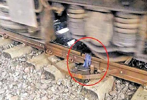 உடைந்த தண்டவாளத்தில் துணியை கட்டி ரெயிலை இயக்கிய அதிகாரிகள் - பயணிகள் அதிர்ச்சி