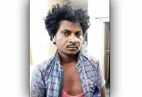 பாணாவரத்தில் வீட்டின் கதவை உடைக்க முயன்றபோது சிக்கி கொண்ட திருடன்