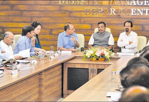 பள்ளிக்கூடங்களுக்கு விடுமுறை அறிவிப்பு காலை 6 மணிக்குள் தெரிவிக்கப்படும் - மந்திரி வினோத் தாவ்டே தகவல்