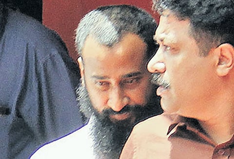 பாவமன்னிப்பு கேட்க வந்த பெண்ணை கற்பழித்த வழக்கு: கேரள பாதிரியார் போலீசில் சரண்