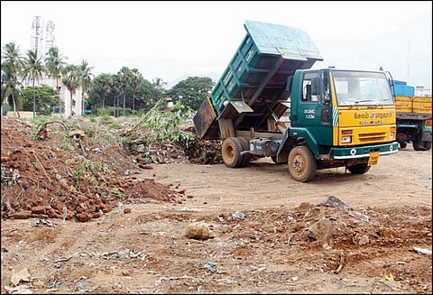 சேலம் அருகே காலி இடத்தில் முட்புதர்களை அகற்றும் பணிகள் தீவிரம்