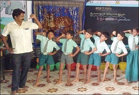 சேலம் அருகே, ஆடல், பாடலுடன் மாணவர்களுக்கு பாடம் கற்பிக்கும் ஆசிரியர்கள்