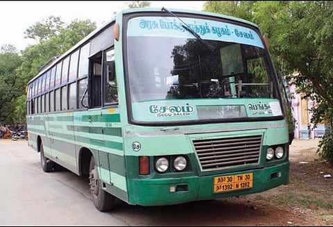 தொழில் அதிபர்களின் குடும்பத்திற்கு இழப்பீடு வழங்காததால் அரசு பஸ் ஜப்தி